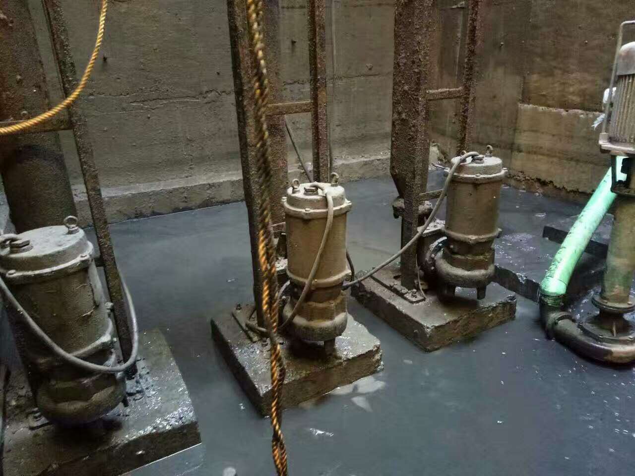 西峰污水池清理