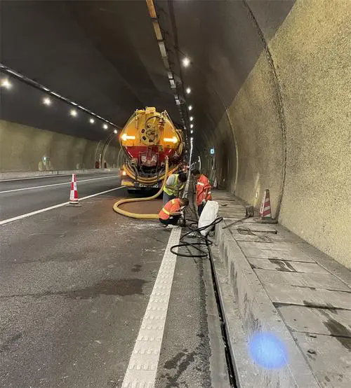 西峰隧道排水渠清淤